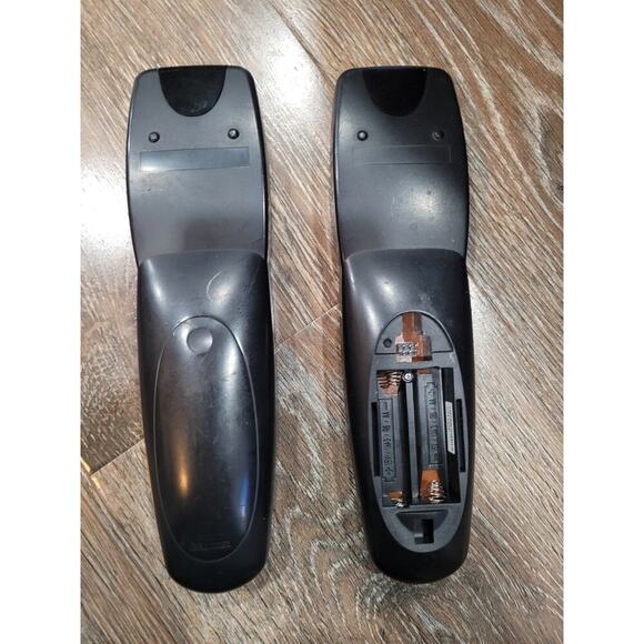 Comcast / Xfinity‎ Motorola Custom DVR 3 Device Universal Remote set of 2 - Picture 2 of 3